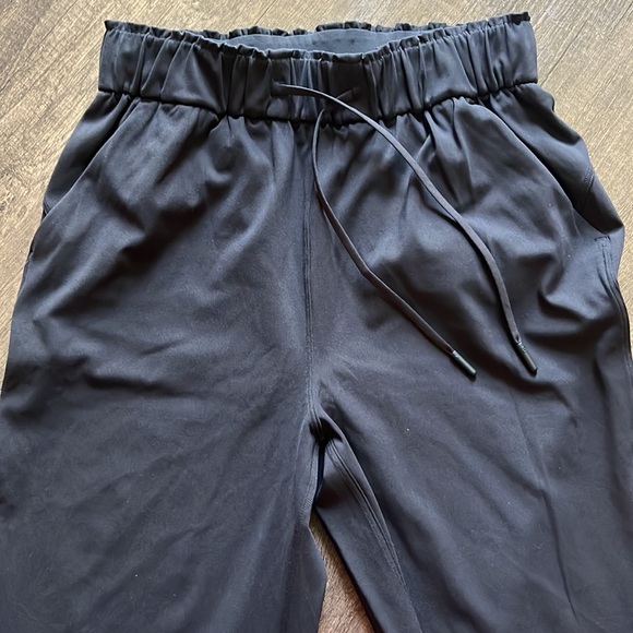 Lululemon stretch, high-rise jogger. Black - Picture 4 of 4